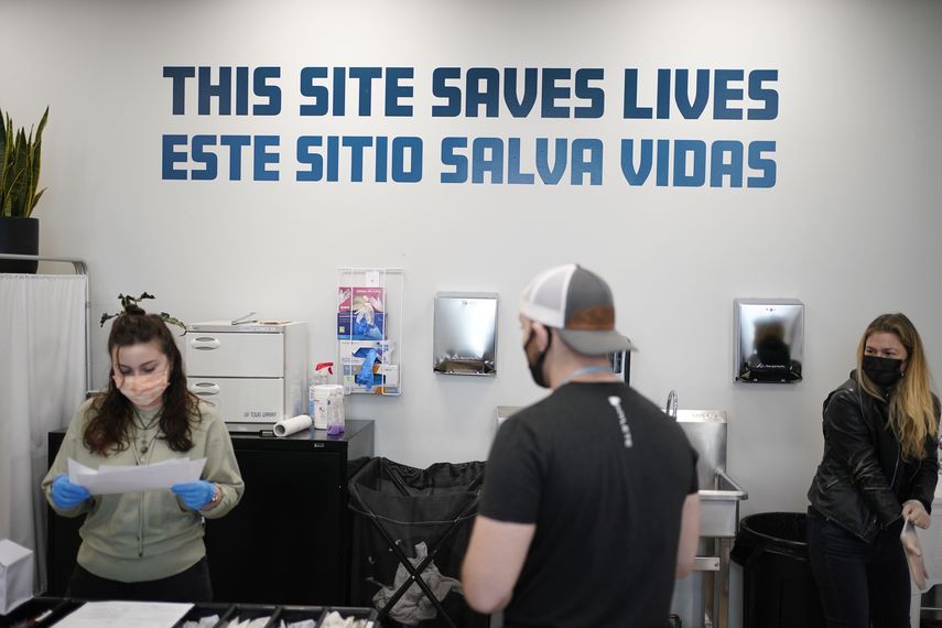 NY ensaya centros donde adictos se drogan bajo supervisión