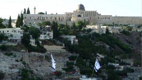 Los colonos plantan la bandera israelí entre los palestinos de Jerusalén Este