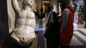 Italia tapa obras desnudas por visita del presidente iraní