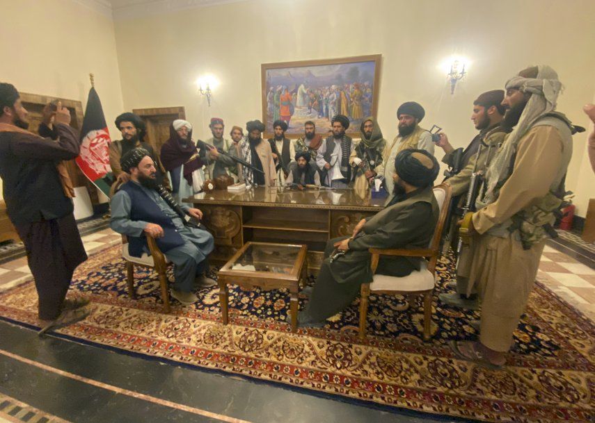 Caos en Kabul con miles tratando de escapar del país