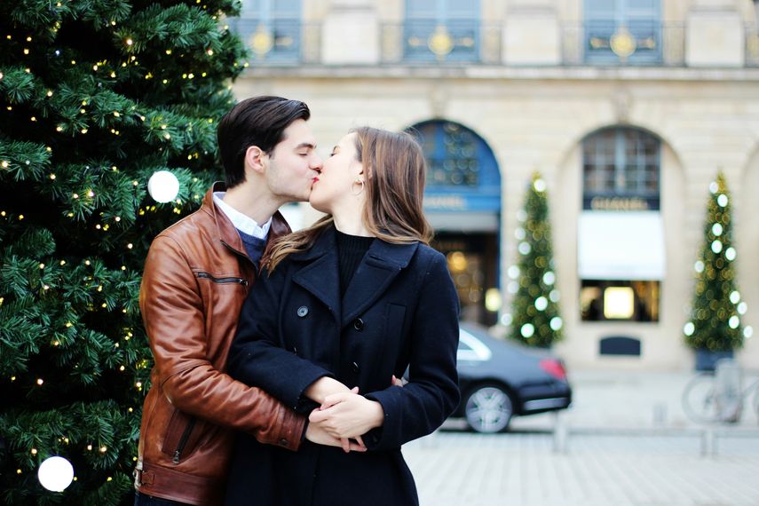 El beso bajo el muérdago es una tradición navideña de amor. El beso bajo el muérdago es una tradición navideña de amor.