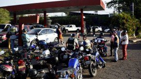 Venezolanos protestan en estado fronterizo por falta de gasolina