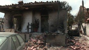 Grecia llora sus muertos y continúa luchando contra los incendios