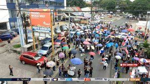 Docentes marchan hasta la sede del Ministerio Público en La Chorrera