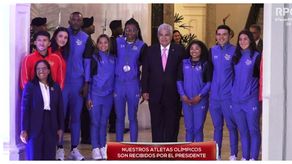 Atheyna Bylon, el presidente José Raúl Mulino y los atletas panameños. Atheyna Bylon, el presidente José Raúl Mulino y los atletas panameños.