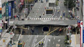 Se crea enorme socavón en una calle del sur de Japón
