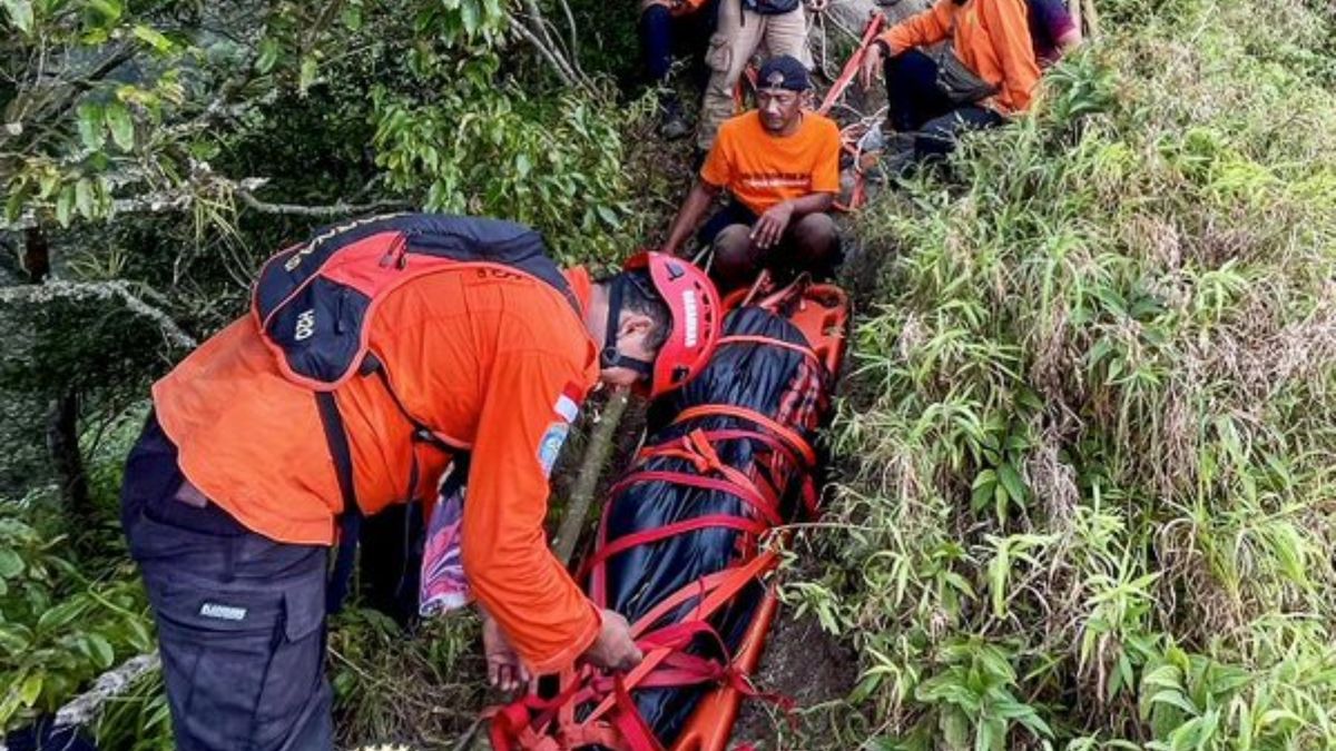La familia de la excursionista brasileña hallada muerte en Indonesia critica la lentitud de su rescate.