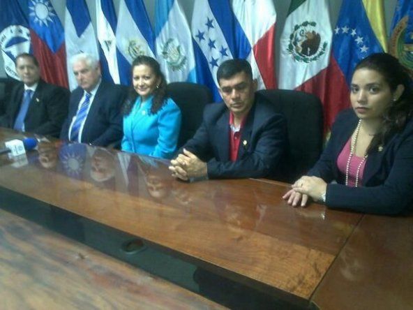 Martinelli es juramentado como diputado del Parlacen