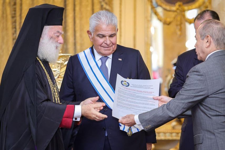 José Raúl Mulino, fue condecorado con la Gran Cruz del Apóstol Marcos. José Raúl Mulino, fue condecorado con la Gran Cruz del Apóstol Marcos.