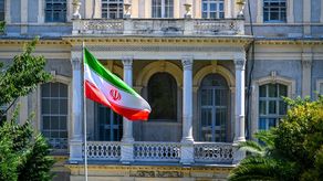 Cortan las manos en Irán a tres condenados por robo.