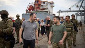 El presidente de Ucrania, Volodimir Zelenski, visita el puerto sureño de Chornomorsk antes de la primera exportación anticipada de granos en virtud de un acuerdo con Rusia.
