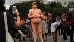 Estatua poco favorecedora de Trump desnudo causa tumulto en Nueva York