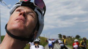 Corredores en el Tour son rociados con gas lacrimógeno