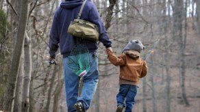 Los hombres con testículos más pequeños dedican más atención a sus hijos