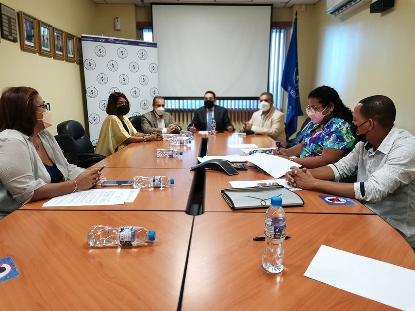 Reunión entre las autoridades de la CSS y los técnicos asistentes de laboratorio.