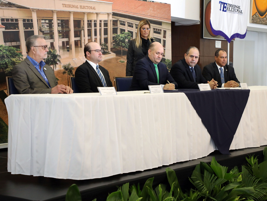 Firma de los convenios de transmisión de los debates presidenciales.&nbsp;El primer debate presidencial será el 21 de febrero.&nbsp;
