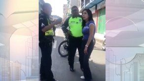 Mujer que exhibió sus senos fue detenida bajo efectos del alcohol y sin licencia