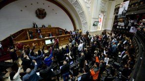 Máxima corte venezolana asume funciones del Parlamento mientras esté en desacato