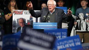 EEUU: Bernie Sanders pide a sus partidarios votar a Clinton