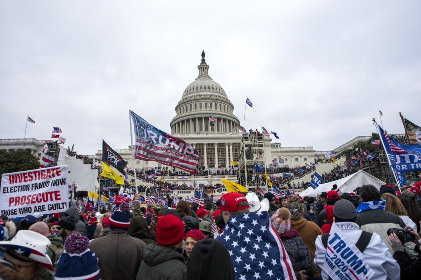 Policías del Capitolio demandan a Donald Trump por insurrección