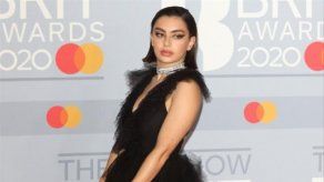 Charli XCX experimenta con su novio