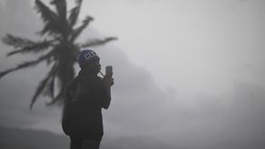El poderoso huracán Melissa toca tierra en Jamaica.