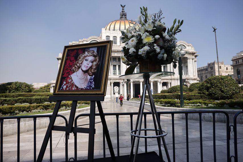 México homenajea y despide a Silvia Pinal