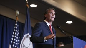 Glenn Youngkin se alzó con la victoria en la elección a la gobernación de Virginia.