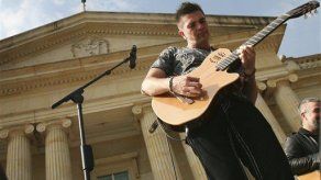 Juanes le canta a soldados heridos en combate