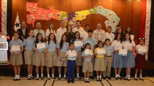Premian a estudiantes ganadores de concurso de afiches y vídeo “Patria Mía” enfocado en elecciones 2019