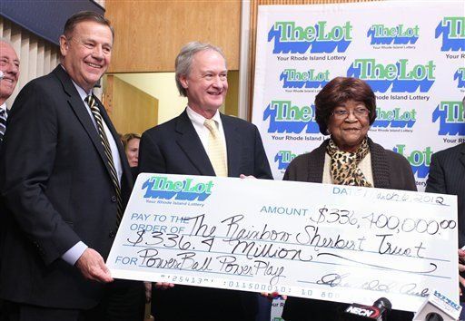 Mujer de 81 años gana 336,4 millones en la lotería en EEUU