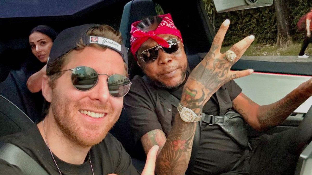 Mayer Mizrachi lleva a Vybz Kartel en un tour por Panamá en su Cybertruck