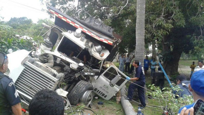 Conductor queda atrapado dentro de volquete accidentado en San Carlos