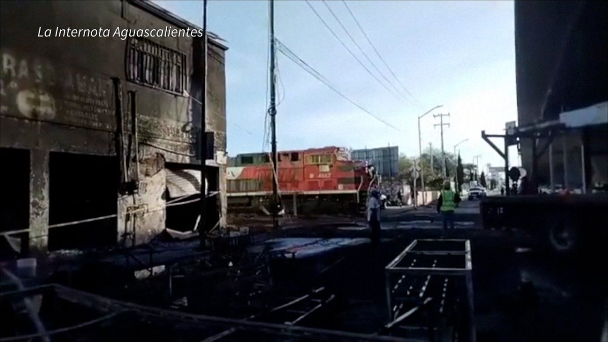 Choque de tren y camión cisterna destruye 15 casas en México