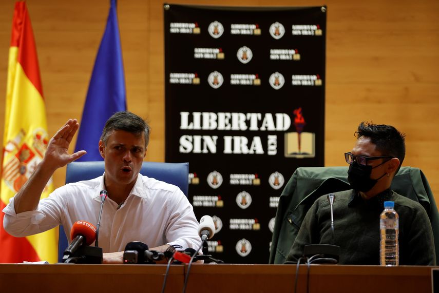 El opositor venezolano Leopoldo López y el actor y dramaturgo cubano Yunior García durante una conferencia en la Universidad Complutense de Madrid.
