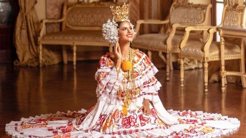 Señorita Panamá rinde honor a la patria vestida por primera vez con la pollera panameña