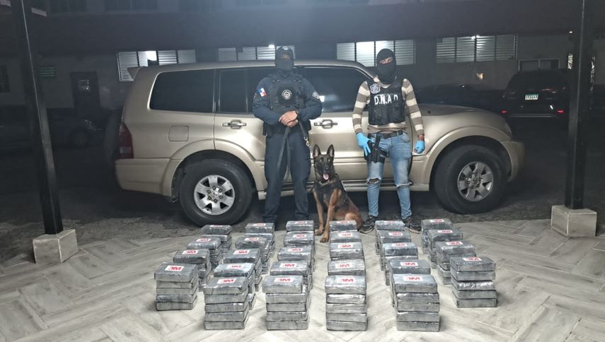 Policía incauta 140 paquetes de presunta droga oculta&nbsp; en el doble fondo de una camioneta