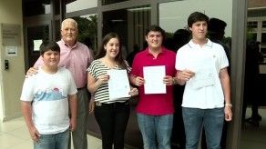 Expresidente Pérez Balladares acompaña a nietos a inscribirse en el PRD