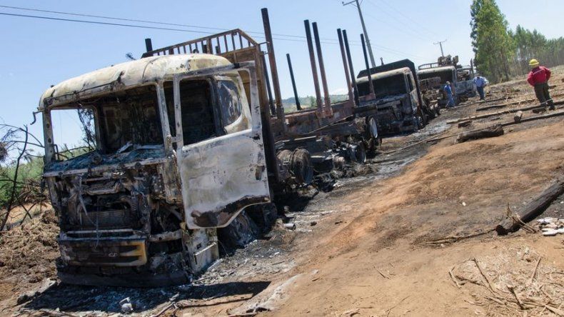 Desconocidos queman tres camiones en Chile