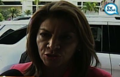 Presidenta de Costa Rica llega a Panamá y conversa con Martinelli