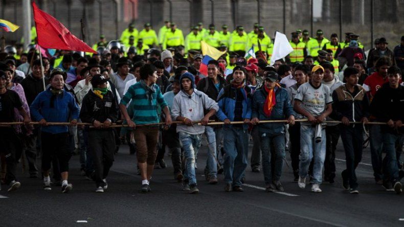 Indígenas marchan para sumarse a paro nacional en Ecuador