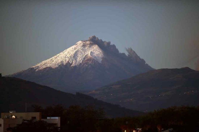 Volcán Cotopaxi amenaza unos 300.000 ecuatorianos