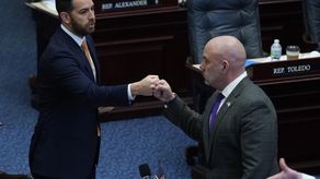 Los demócratas señalan que la única razón para aprobar la propuesta es impulsar las ambiciones políticas de DeSantis y desatar temores sobre los inmigrantes.