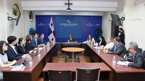 Representantes de la compañía de Corea del Sur participaron de un conversatorio en el salón de conferencias del Minsa Dr. José Renán Esquivel.