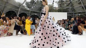 Herrera trae brillante colección floral a Semana de Moda NY