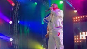 Boza enamora a las italianas, hasta ropa interior le lanzaron al escenario