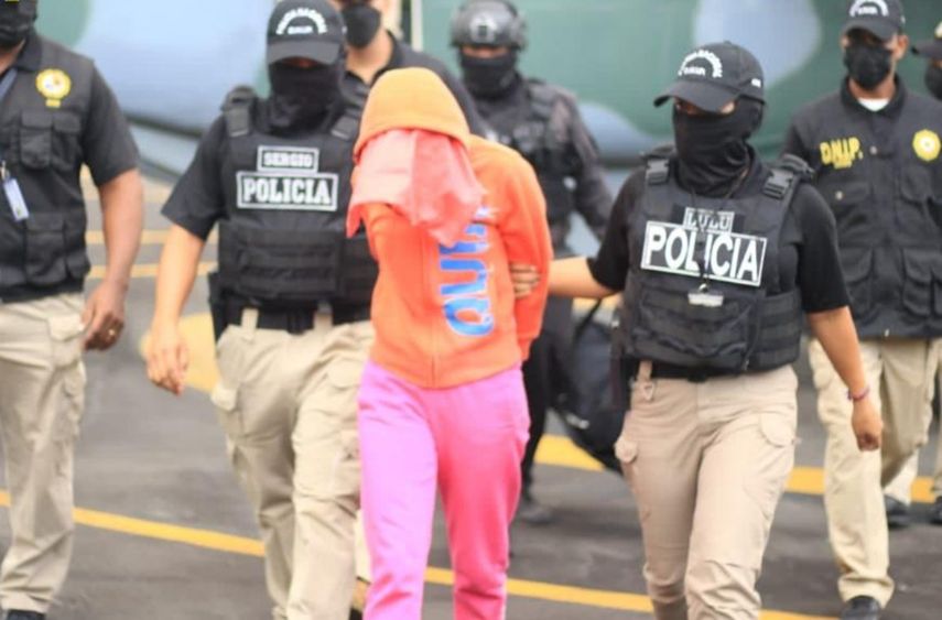 La exfuncionaria del Órgano Judicial supuestamente brindaba información confidencial a un grupo criminal.