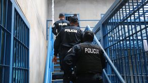 Las autoridades realizan requisas tras la balacera registrada en La Nueva Joya.