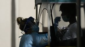 Las recomendaciones suscitan preguntas sobre cómo se elaboraron y por qué se modificaron en medio de otro pico invernal de casos.