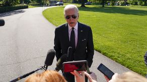Biden comentó que había tomado algunas medidas ejecutivas sobre las armas “pero no puedo prohibir un arma” y no puede “cambiar las revisiones de antecedentes”.